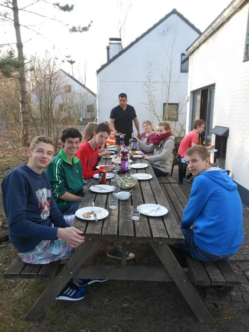 2015 04 22 accent jongeren van beide scholen aan de maaltijd