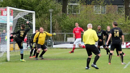 2015 05 09 sc hoevelaken ramon geijtenbeek kopt de bal binnen voor 1 2