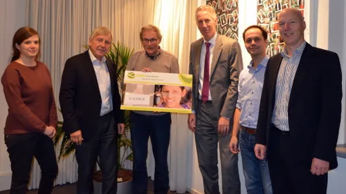 2015 11 09 unica overhandiging cheque unica foundation welloop 1024x577
