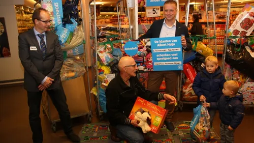 2015 12 04 speelgoed voor voedselbank ah 2