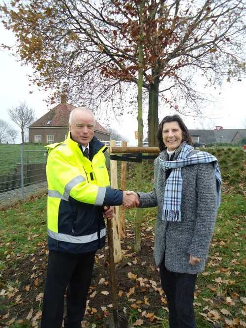 2015 12 18 erik droogh en wethouder marly klein planten rode beuk