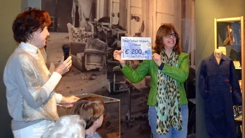 2016 01 13 saskia van den berg met de cheque van 200 euro linksvoor gina snaak presidente inner wheel nijkerk