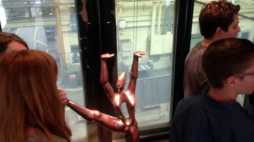 2016 04 07 oranje nassauschool bezoekt bronswerk beeld zonder hart met kinderen