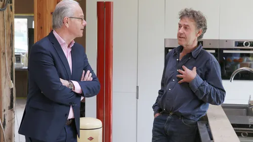 2016 04 25 wethouder wim van veelen en de heer kloet wijnijkerk energiebesparing 2