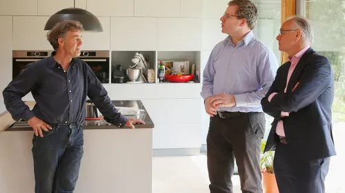 2016 04 25 wethouder wim van veelen en de heer kloet wijnijkerk energiebesparing 3