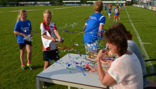 2016 05 09veensche boys sponsorloop 2016 e sem confetti