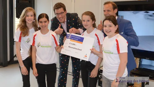 2017 06 08 maranathaschool opening renkema 8 8 cheque