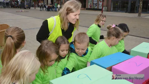 2017 10 04 kinderboekenweek opening griezelig rootselaarschool 4 10 wat zit in doos 1