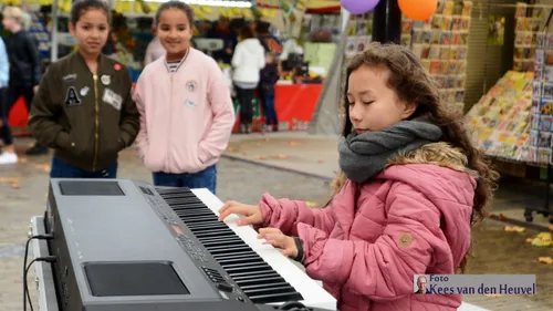 2017 10 20 xuan kika markt verhoog 20 10 piano 1