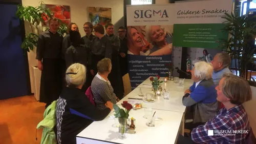 2017 11 03 leerlingen accent praktijkonderwijs maken een lunch voor ouderen van nijkerk gelderse smaken