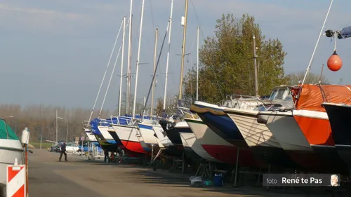 2017 11 05 boten uit het water voor de winter bij de jachthaven de de zuidwal c2a9 r te pas19