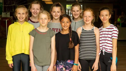 2018 06 02 ellakamp met haar cast 4e van links