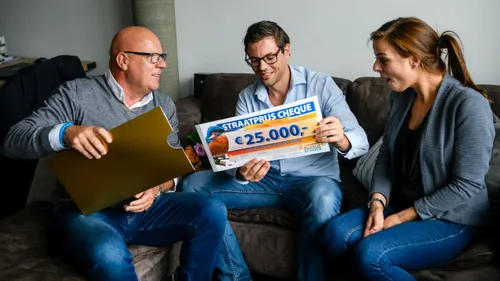 2018 09 13 marck en zijn vriendin uit hoevelaken worden verrast door postcode loterij ambassadeur gaston starreveld met de postcodestraatprijs cheque
