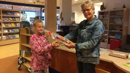 2018 10 10 prijswinnaar aartje in bibliotheek hoevelaken