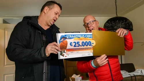 2019 03 13 ferry uit nijkerk wordt door gaston starreveld verrast met de postcodestraatprijs cheque