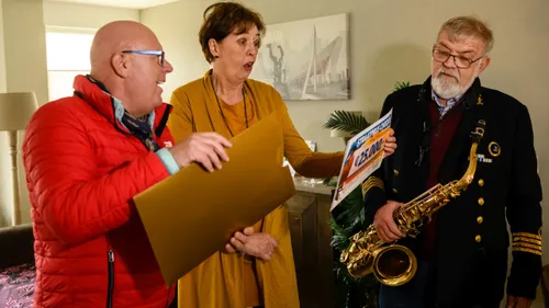 2019 03 13 willy midden en jasper nemen de postcodestraatprijs cheque van 25000 euro in ontvangst