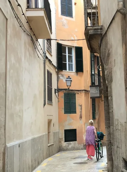 2019 11 01 ben blogt bicycle repairman elly crop