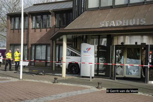 2020 03 06 auto rijdt stadhuis in 02