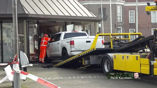 2020 03 06 auto rijdt stadhuis in 07