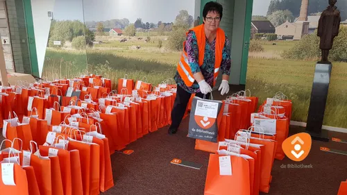 2020 05 08 de afhaalbieb in volle actie