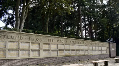 2021 02 08 ede wapendropping 1 mausoleum voor slachtoffers verzet totaalbeeld met gevallen strijder