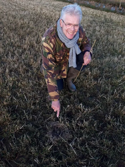 2021 03 08 roelof koelewijn met eerste kievitsei 2021 fotograaf angelique van de beek