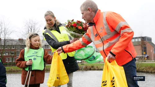 2021 03 12 100 mini veiligheidshesjes overhandigd door de lionsclub nijkerk aan de zwerfafvalbrigade 2