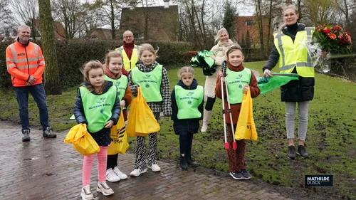 2021 03 12 100 mini veiligheidshesjes overhandigd door de lionsclub nijkerk aan de zwerfafvalbrigade 3