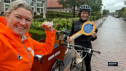 2021 10 06 mathilde dusol en evelien de bruijn trotseren de regen van nijkerk naar baarn