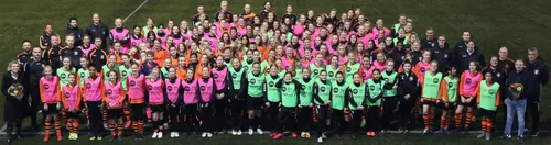 2021 10 29 sparta speelsters hesjes met sponsors