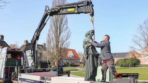 2022 03 22vrouwenfiguur oorlogsmonument 03