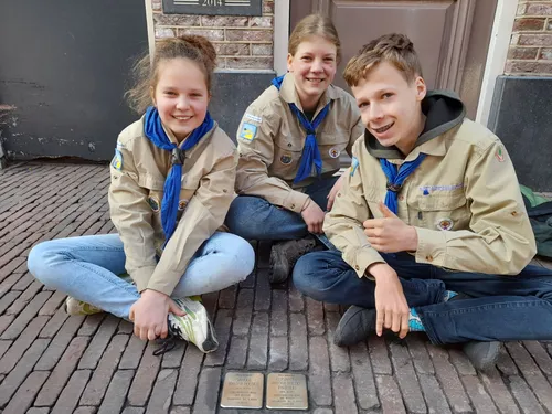 2022 04 10 scouts bij de gereinigde struikelstenen voor samuel en elisabeth van der hoeden fortuijn singel 37