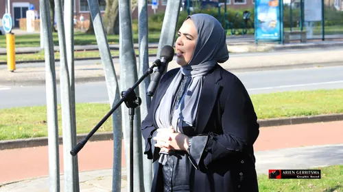 2022 04 14 handen omhoog kunstwerk01