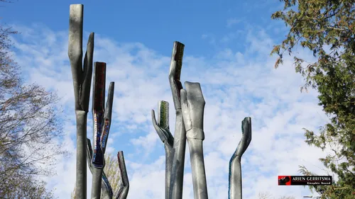 2022 04 14 handen omhoog kunstwerk03