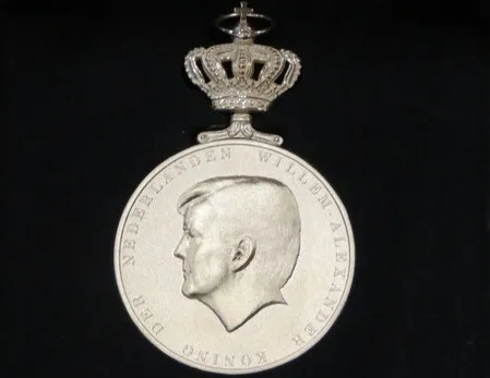 2022 05 21 koninklijke erepenning met zwarte achtergrond 449x347 1