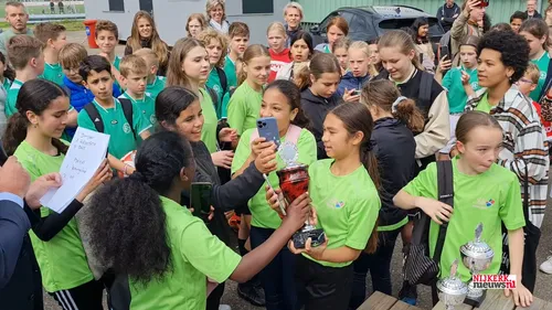 2022 06 01 schoolvoetbaltoernooi meisjes 1 wisselbeker