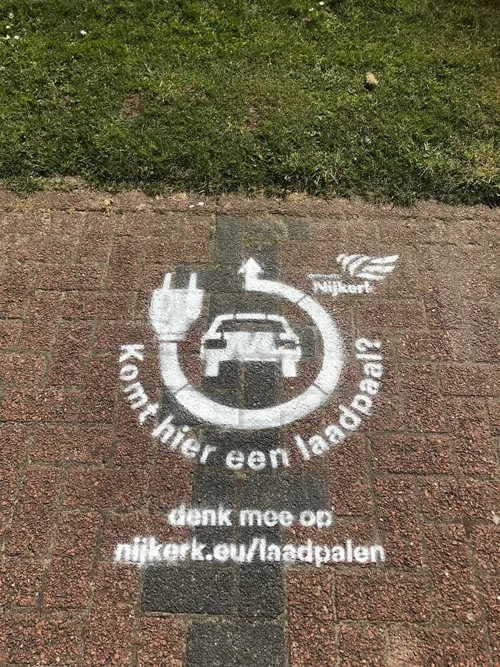2022 06 27 laadpaal straatschildering 1