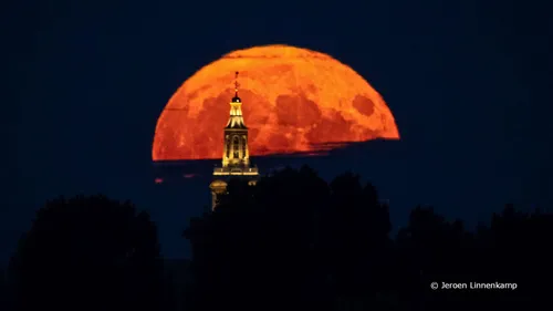 2022 07 14 grote kerk toren maan 1