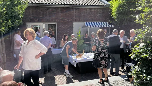 2022 07 30 gasten in de museumtuin met koffie en spekkoek