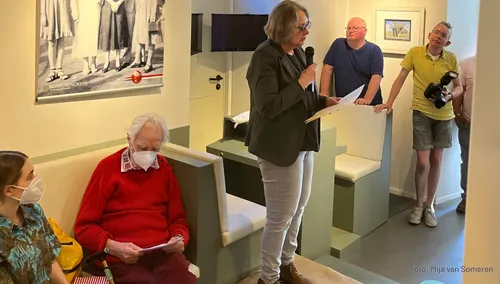 2022 07 30 stadsdichter henriette hofman maakte twee gedichten voor de expositie