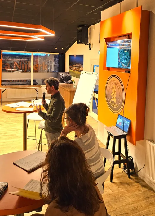 2023 04 12 buurtvereniging luxool presentatie door harm visser in sparta businessclub