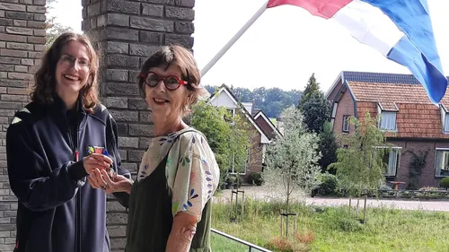 2023 10 12 mevrouw boone ontvangt de sleutel van klantconsulent froukje wildering 1