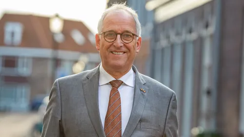 2023 11 16 burgermeester renkema lachend dichtbij hr