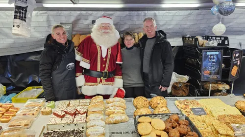 2023 12 22 kerstman op markt nijkerk 1