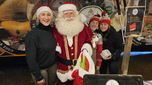 2023 12 22 kerstman op markt nijkerk 2