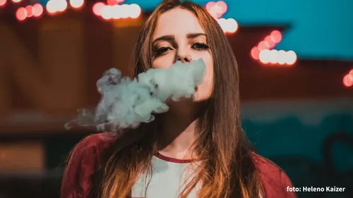 2024 02 02 smoking girl heleno kaizer