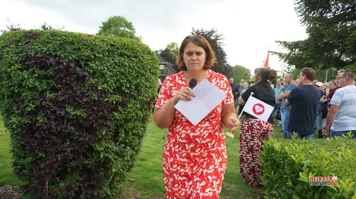Heid van Essen met het vlaggetje, dat op de tafel in 't Veens Hart zal staan