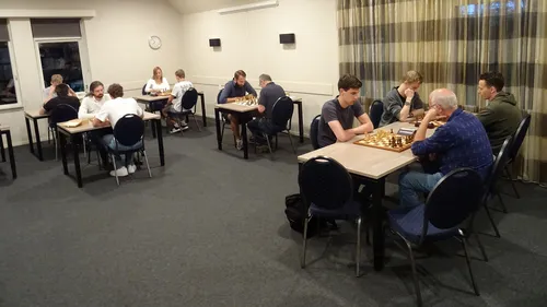 2024 08 31 schaken opperste concentratie tijdens de eerste schaakavond van het seizoen