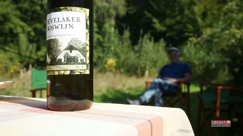 Bram van de Klundert met bier en brood van historisch graan