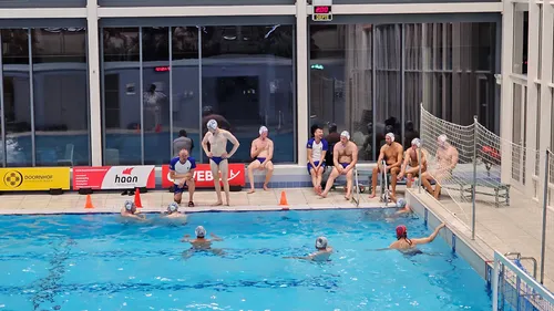 Coach Engelsman geeft aanwijzingen in de rust